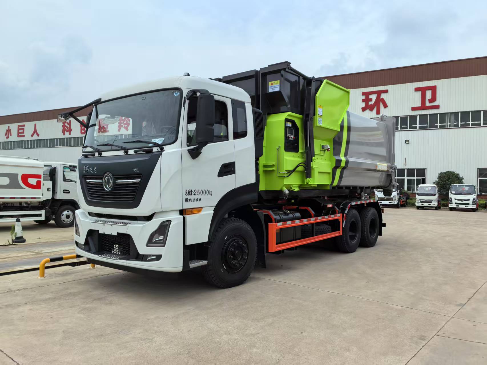 東風天龍勾臂垃圾車